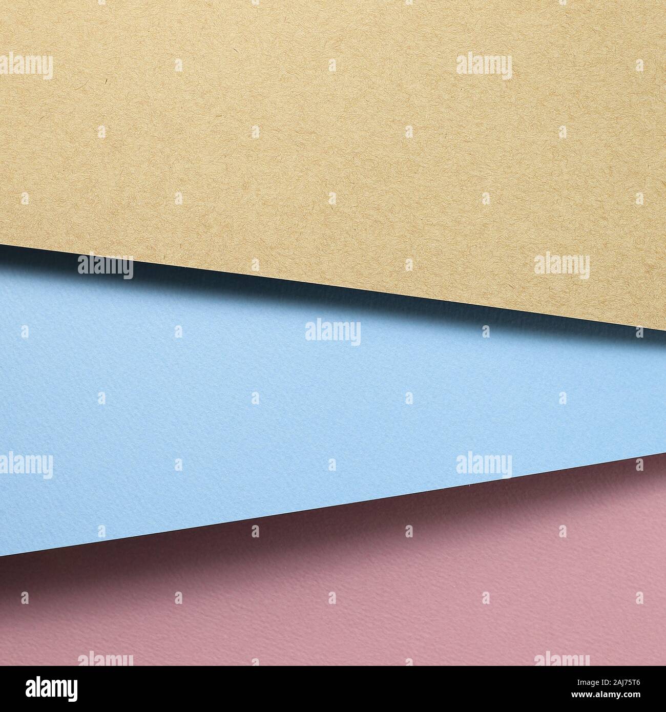 Brown kraft e carta blu e rosa del foglio di carta sullo sfondo di sovrapposizione Foto Stock