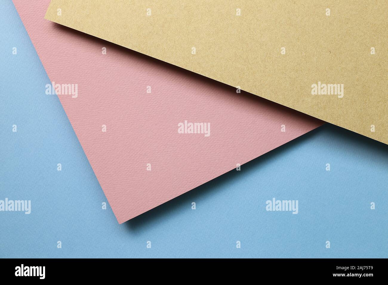 Brown kraft e Modello in carta rosa e blu di fogli di carta di sfondo di sovrapposizione Foto Stock