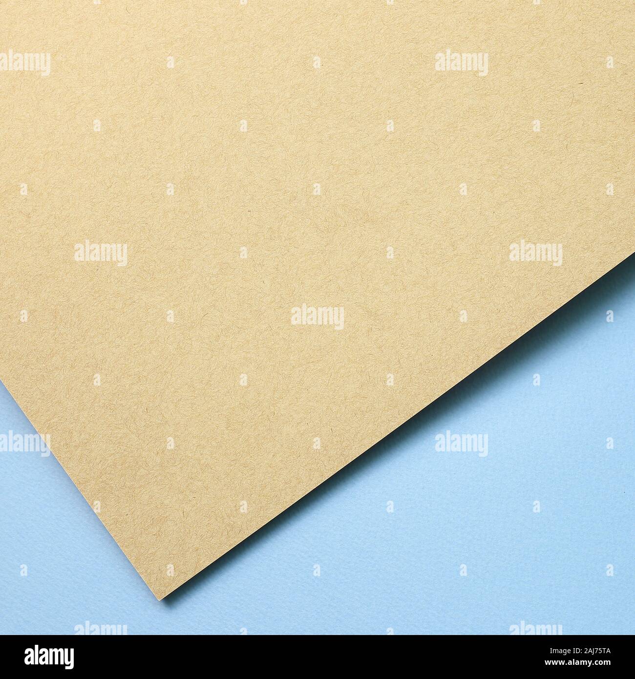 Kraft marrone e blu di fogli di carta di sfondo di sovrapposizione Foto Stock