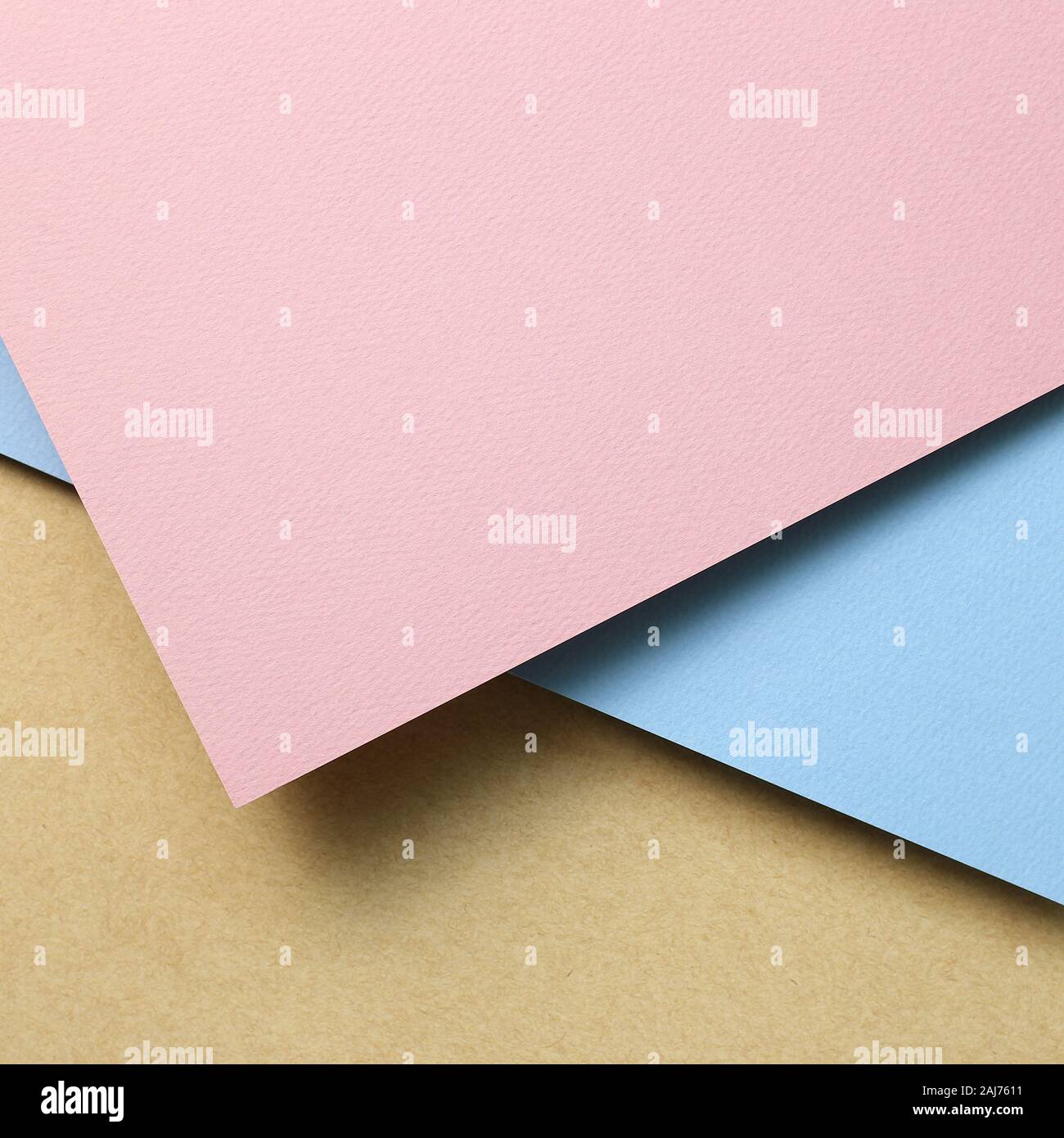 Modello in carta rosa e blu e carta kraft marrone foglio sullo sfondo di sovrapposizione Foto Stock