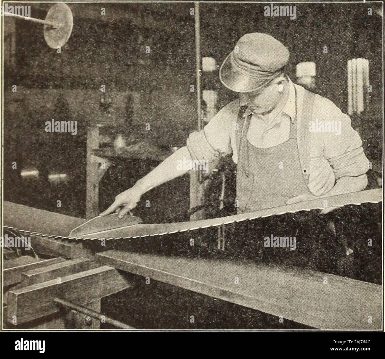 Legno canadese prodotti industrie . d attenzione particolare sarà presto consentire l'allievo toflatten o livello seghe correttamente. , La corretta quantità di tensione la prossima operazione dopo il livellamento la sega è toexamine per tensione mediante un misuratore di tensione. Theproper quantità di tensione varia secondo la feedof il mulino e la corona del volante, ma sotto nocircumstances pensiamo che un giudizioso da qualsiasi vista pointof a mettere in tanta tensione che la sega giacciono willnot tiat dal proprio peso sulla tavola di livellamento. Sollevare la lama, come mostrato in Fig. 1, tenendo in mano il ten-sione manometro ad angoli retti rispetto alla lama. Foto Stock
