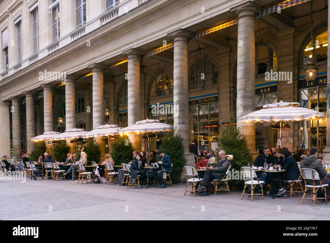 Paris Le Nemours - patroni avente le bevande a Le Nemours cafe bar in Place Colette nel 1 ° arrondissement di Parigi, in Francia, in Europa. Foto Stock