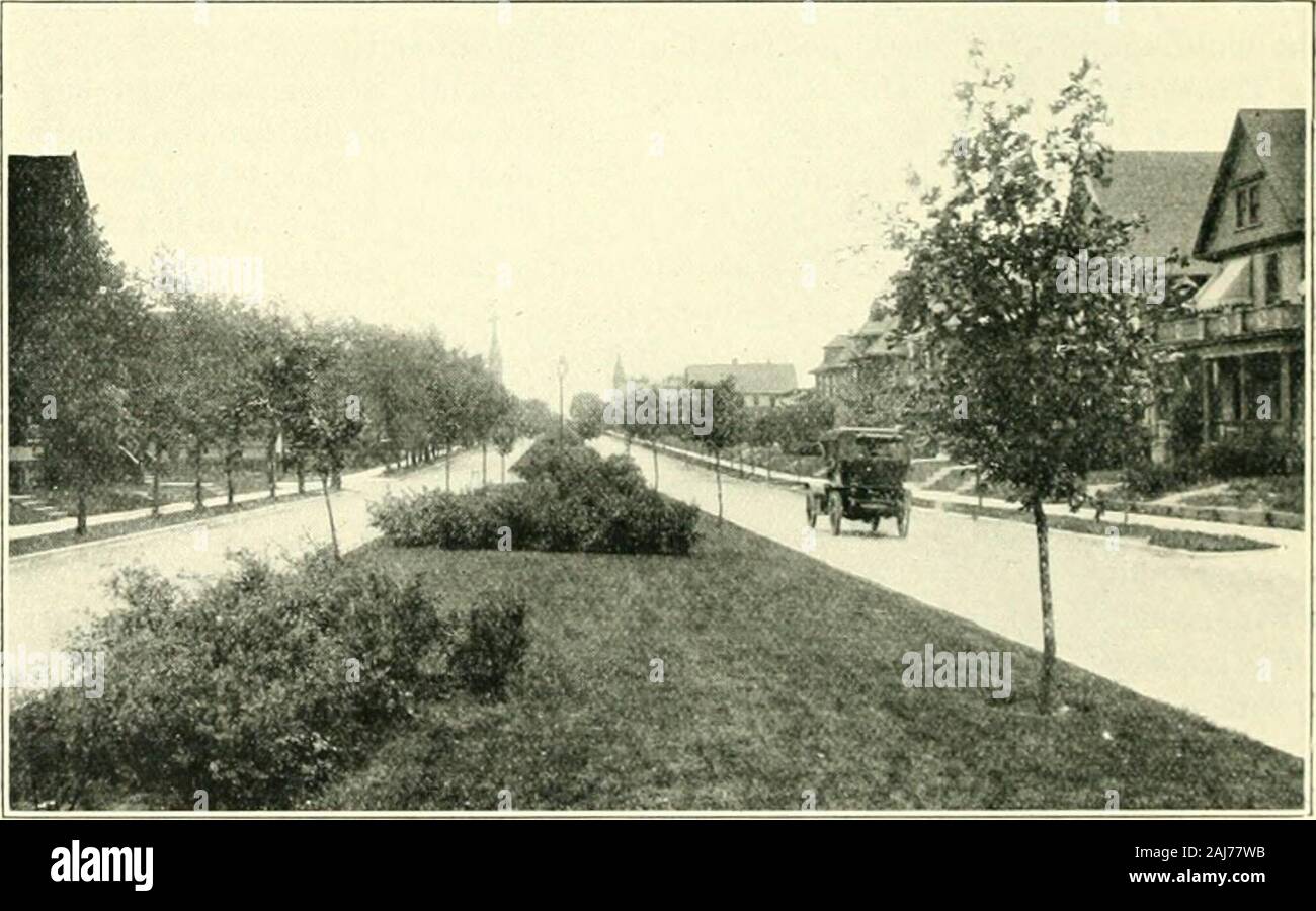 La storia di Milwaukee, la città e la contea di . PEOSPECT Avenue. LAYTON BOULEVARD, GUARDANDO A SUD DAL NATIONAL AVEN1 I. PROSPECTIVE MILWAUKEE-CITTÀ DI PIANIFICAZIONE E ZONING 495 centro è difficilmente possibile; (2) la riduzione della dimensione o| Il pavedspace circolare tra la quinta e la quarta piazza. Est della quarta strada, su ipotesi ragionevole che il cedro Streetcannot essere allargato, sembrerebbe auspicabile ampliare il marciapiedi a theexpense del inutilmente ampia carreggiata e di introdurre il marciapiede alberi comeviene indicato sul piano; ma è essenziale che questi alberi non dovrebbe essere di specie largegrowing, o Foto Stock