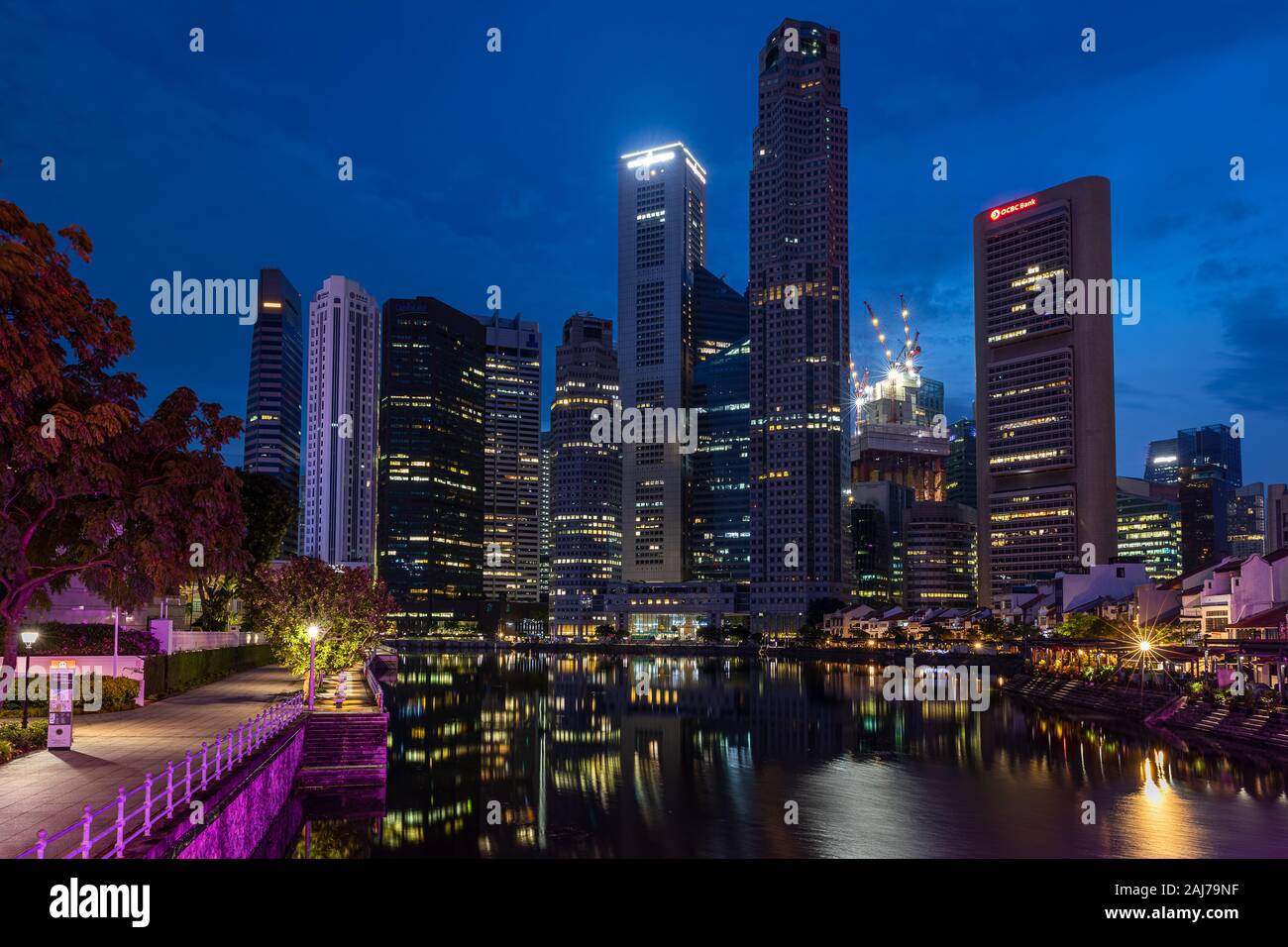 Lo skyline di Singapore presso sunrise Foto Stock