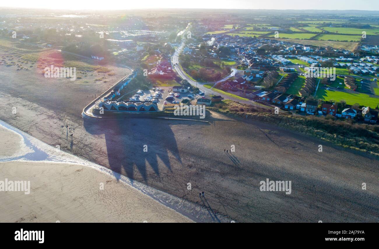 Il mare del Nord Osservatorio sulla spiaggia a Chapel St Leonards, Lincolnshire, Regno Unito. Drone di colpo da PfCO approvato fotografo Foto Stock