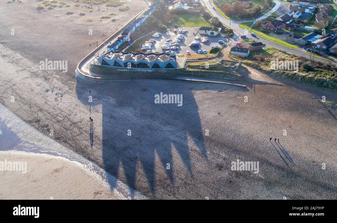 Il mare del Nord Osservatorio sulla spiaggia a Chapel St Leonards, Lincolnshire, Regno Unito. Drone di colpo da PfCO approvato fotografo Foto Stock