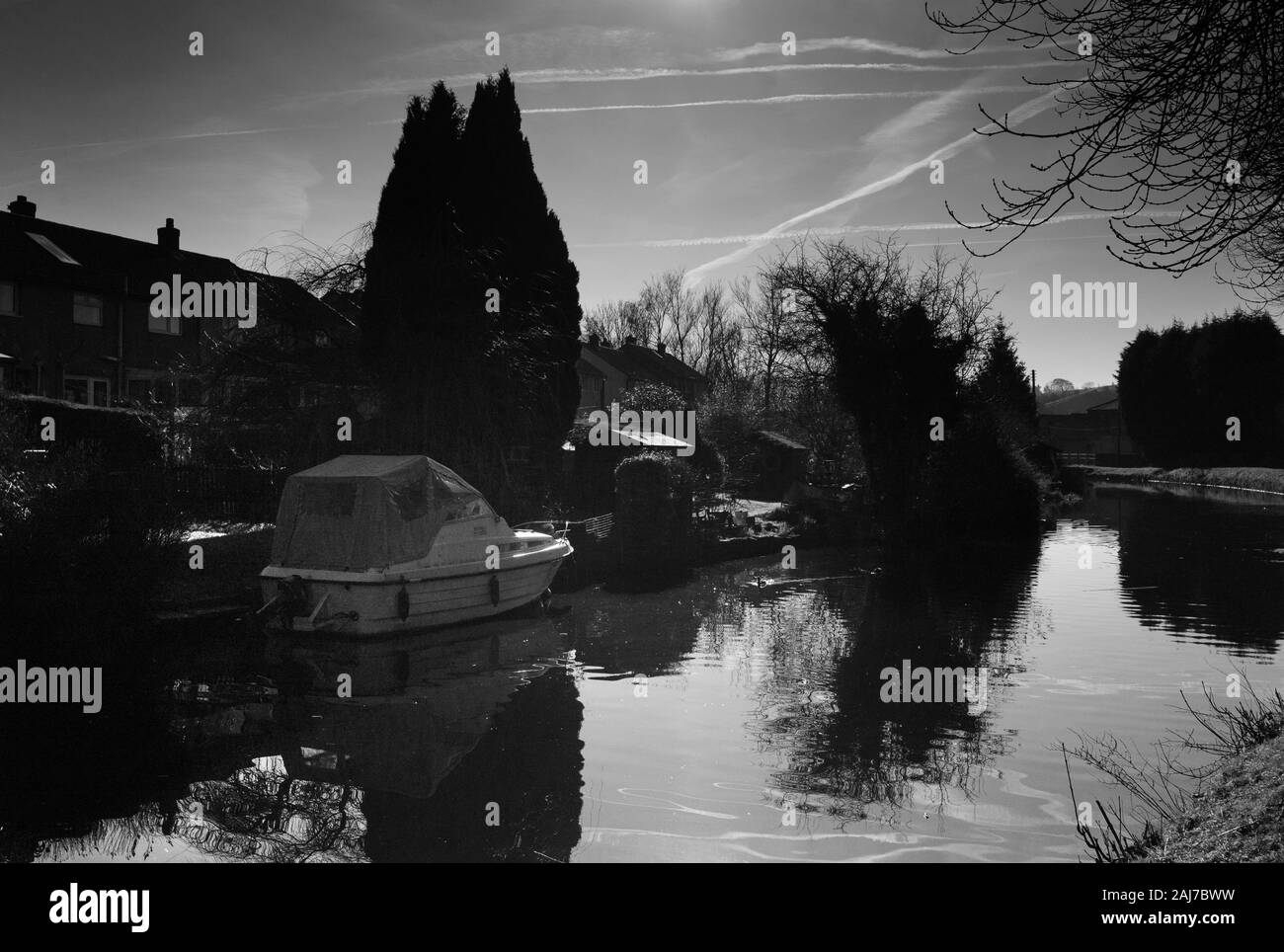 Imbarcazione da diporto e alloggiamento sul Leeds e Liverpool canal, Barnoldswick, Lancashire Foto Stock