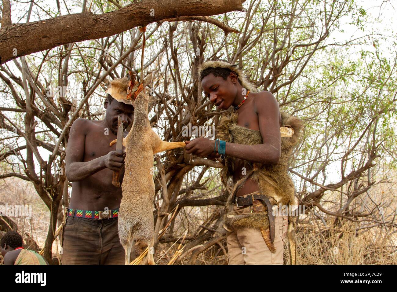 Hadzabe sono un indigeno gruppo etnico nel centro-nord della Tanzania Foto Stock