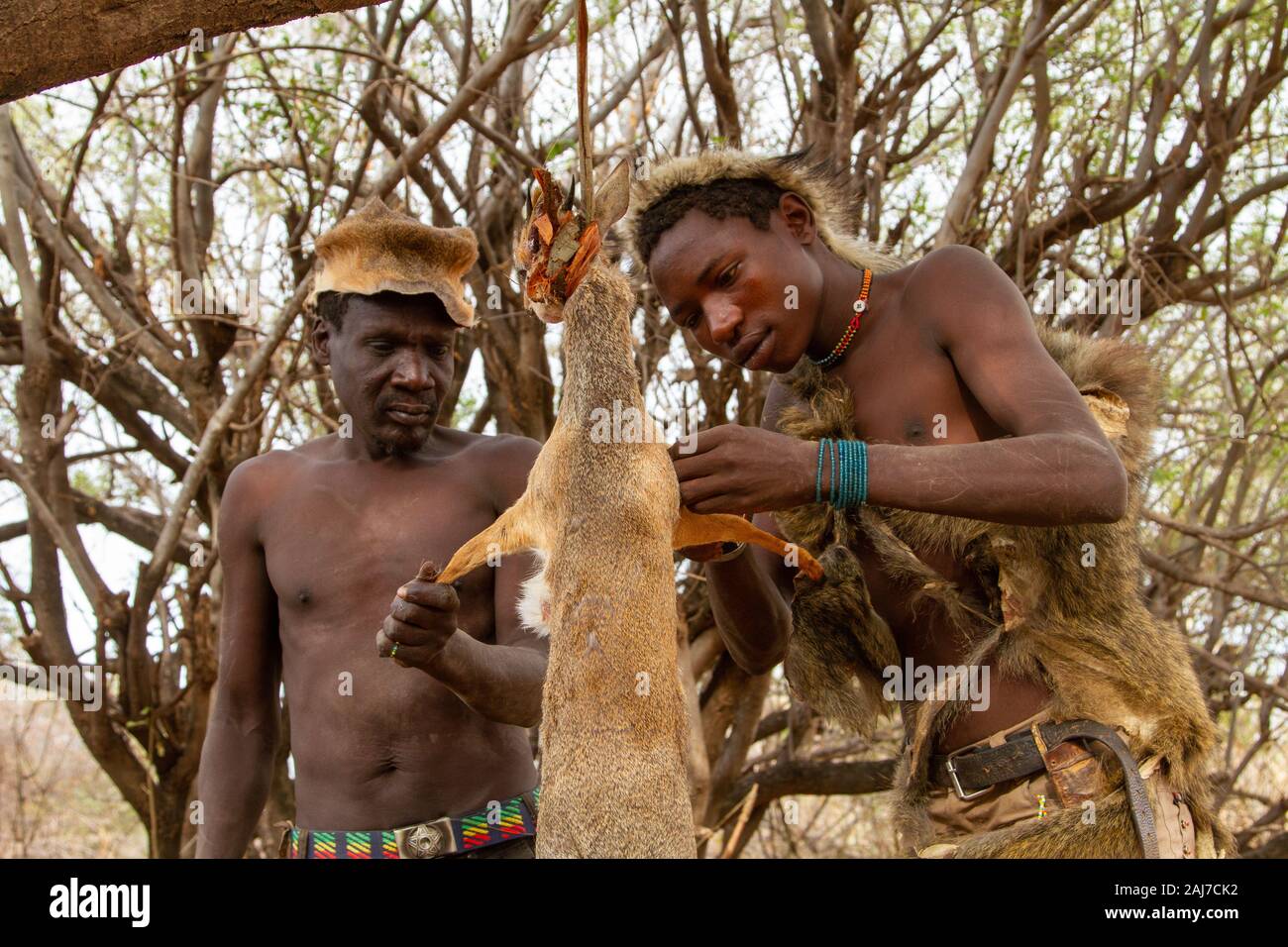 Hadzabe sono un indigeno gruppo etnico nel centro-nord della Tanzania Foto Stock