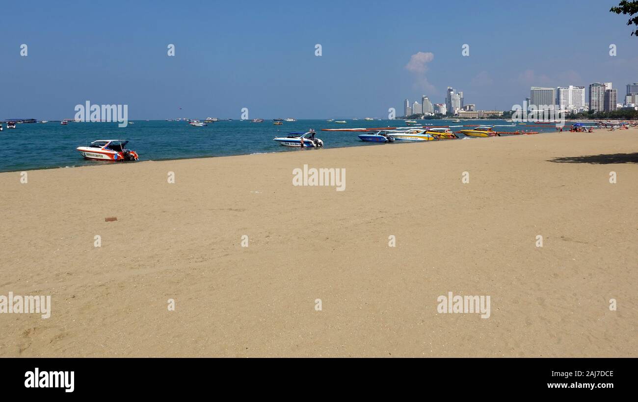 Pattaya, Tailandia - 23 Dicembre 2019: Spiaggia di Pattaya con barche veloci. Foto Stock