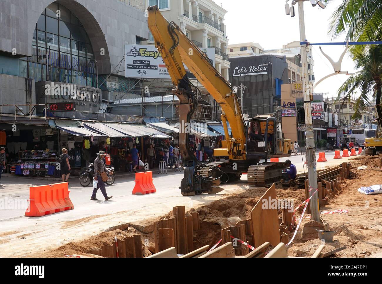 Escavatore su costruzione sul sito Beach Street, Pattaya, Thailandia. Foto Stock