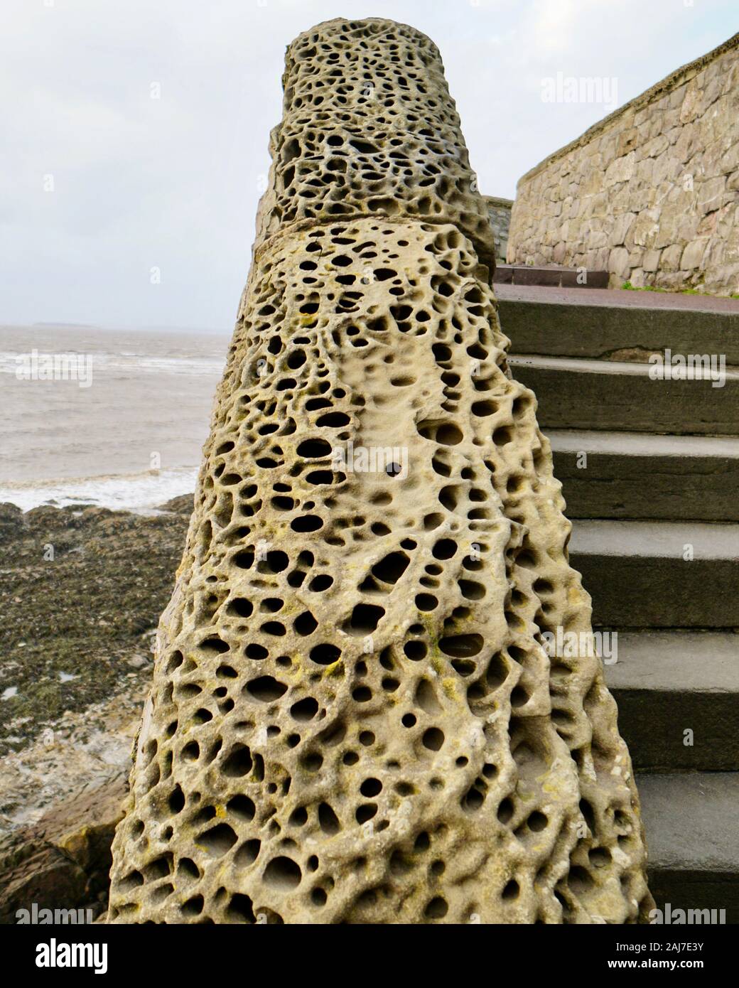 Erose pareti calcaree sul lungomare di Weston-super-Mare, Inghilterra Foto Stock