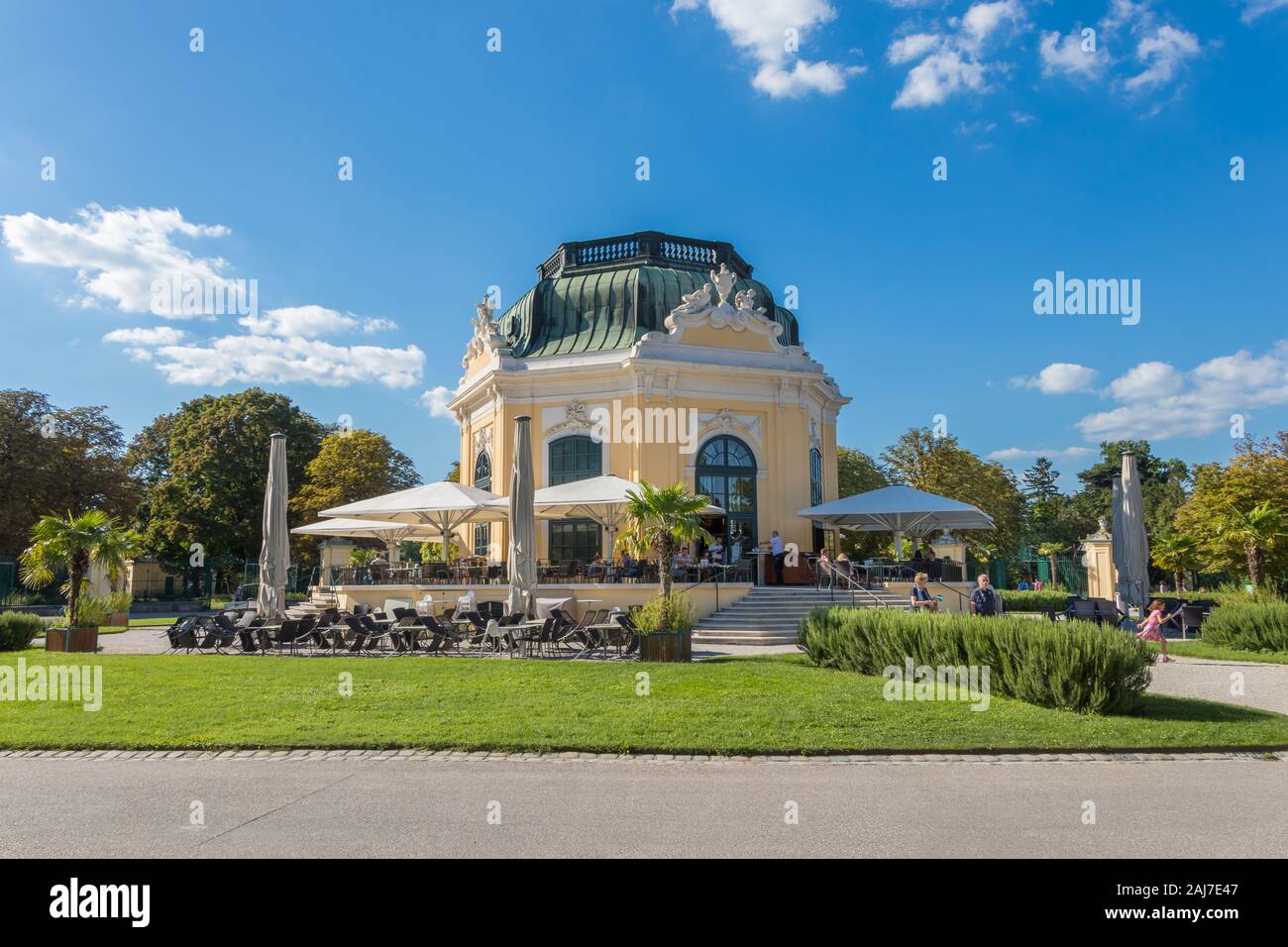 Austria, Vienna - 3 Settembre 2019: Zoo di Schonbrunn Ristorante imperatore del Pavilion - ristorante Kaiserpavillon in una giornata di sole a Vienna, in Austria Foto Stock