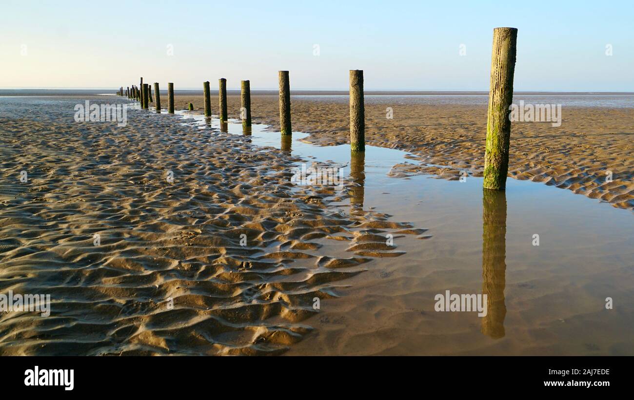 Messaggi sulla spiaggia a bassa marea a Berrow, Somerset, Inghilterra, Regno Unito Foto Stock