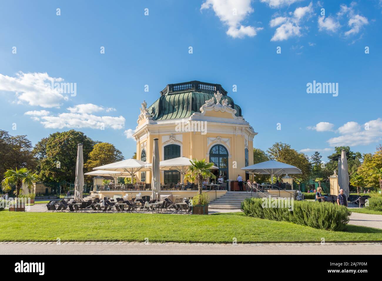 Austria, Vienna - 3 Settembre 2019: Zoo di Schonbrunn Ristorante imperatore del Pavilion - ristorante Kaiserpavillon in una giornata di sole a Vienna, in Austria Foto Stock
