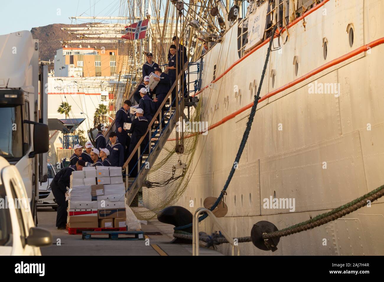 Las Palmas de Gran Canaria, Isole Canarie, Spagna. Il 3° gennaio 2020. I marinai forniture di caricamento sul più grande del mondo della formazione Tall Ship, il 117metro lungo STS Sedov, come visite Las Palmas - una delle porte sulla nave russa di world tour. Credito: Alan Dawson/Alamy Live News Foto Stock