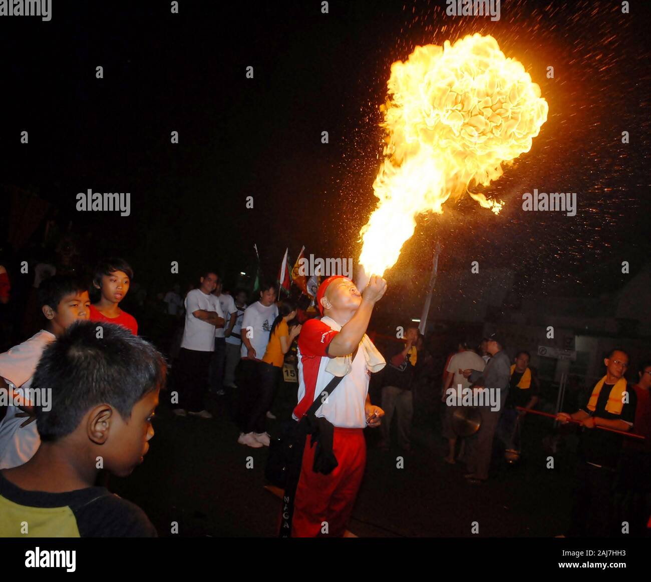 Un uomo di getto di fuoco nella celebrazione del Capodanno cinese festival. Foto Stock