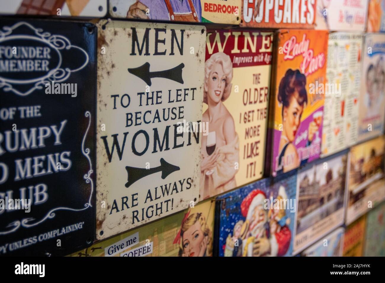 Vecchia/metallo laccato 1940's stile divertente cartello 'Men a sinistra..perché le donne sono sempre di destra". Foto Stock