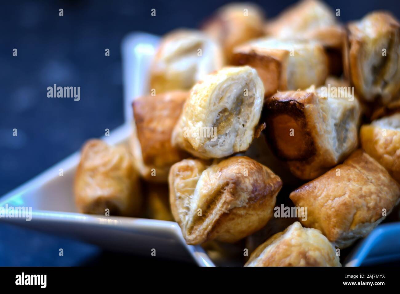 Salsiccia rotoli impilati su una stella piatto sagomato Foto Stock