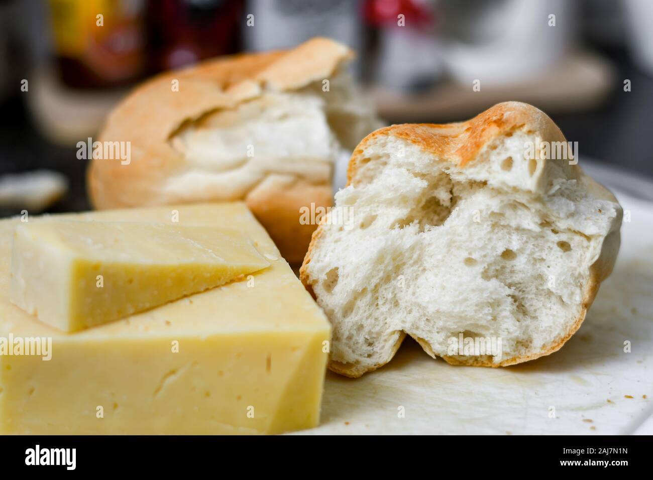 Semplice pane e formaggio e una piccola torta di maiale Foto Stock