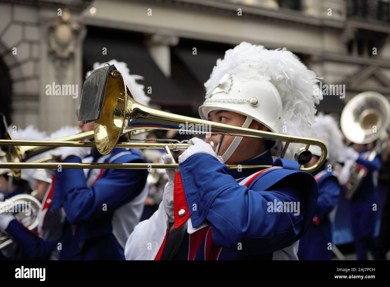 Londra Capodanno Parade 2020 ha visto 8.500 danzatori, acrobati mangiafuoco, clown, galleggianti e molto di più, marzo e il tamburo il loro cammino lungo un miglio di 2.2. Foto Stock