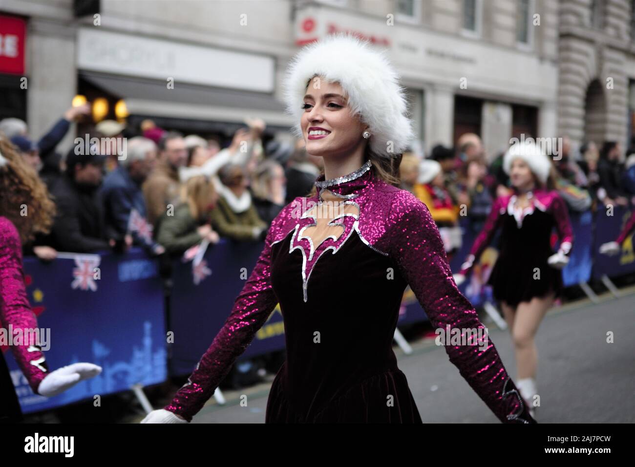 Londra Capodanno Parade 2020 ha visto 8.500 danzatori, acrobati mangiafuoco, clown, galleggianti e molto di più, marzo e il tamburo il loro cammino lungo un miglio di 2.2. Foto Stock