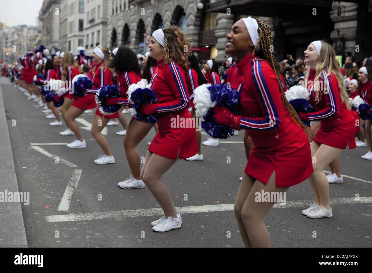 Varsity Cheerleaders partecipa alla sfilata di Capodanno 2020 a Londra Foto Stock