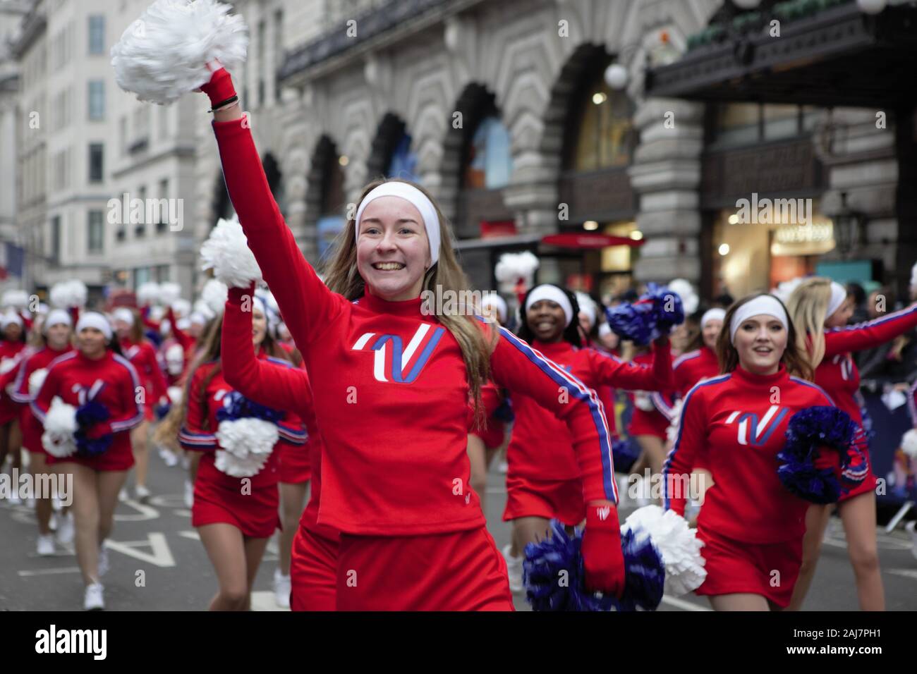Varsity Cheerleaders partecipa alla sfilata di Capodanno 2020 a Londra Foto Stock