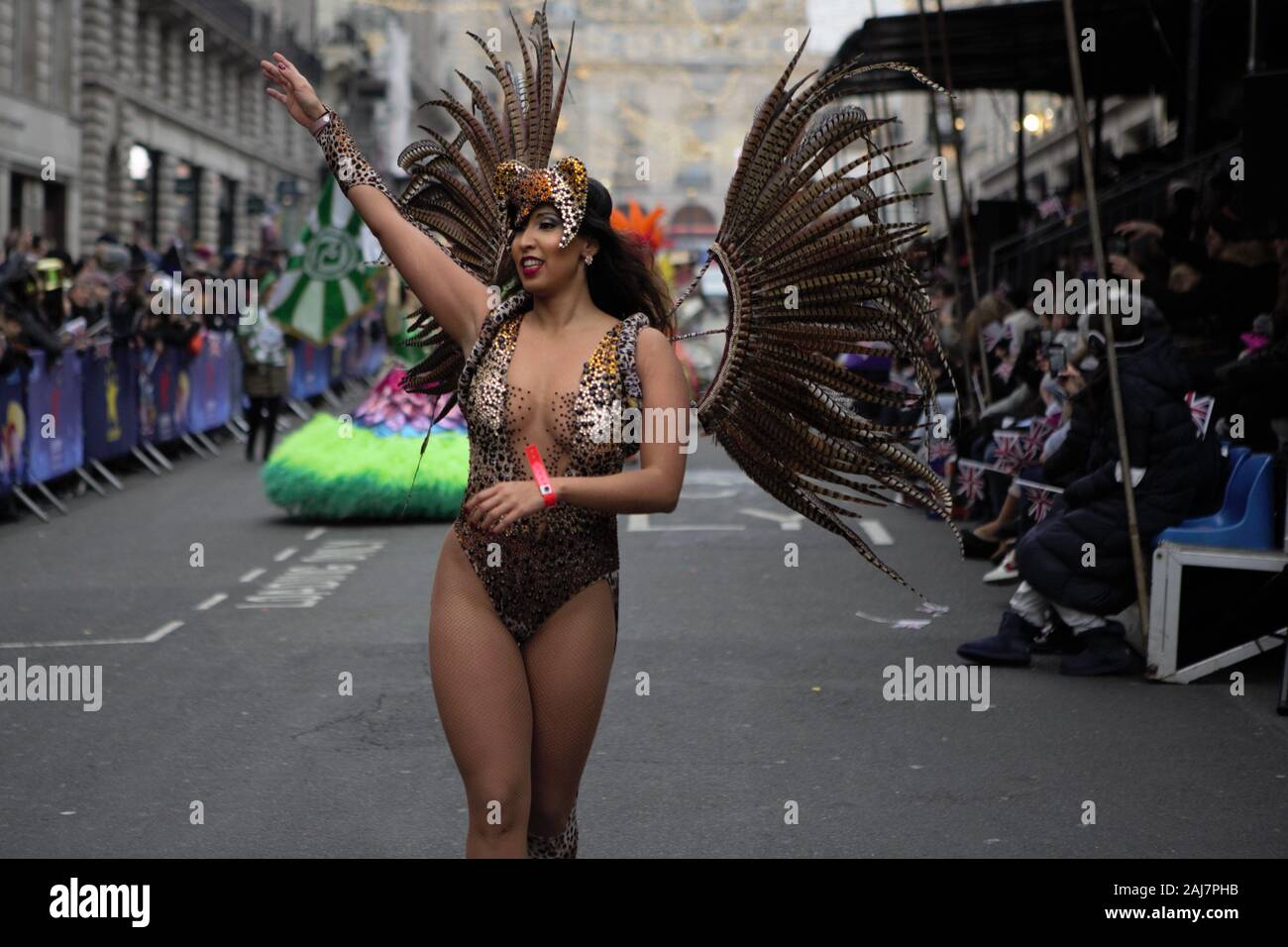 Un ballerino della scuola di samba frequenta il capodanno di Londra Giornata Parata 2020 Foto Stock