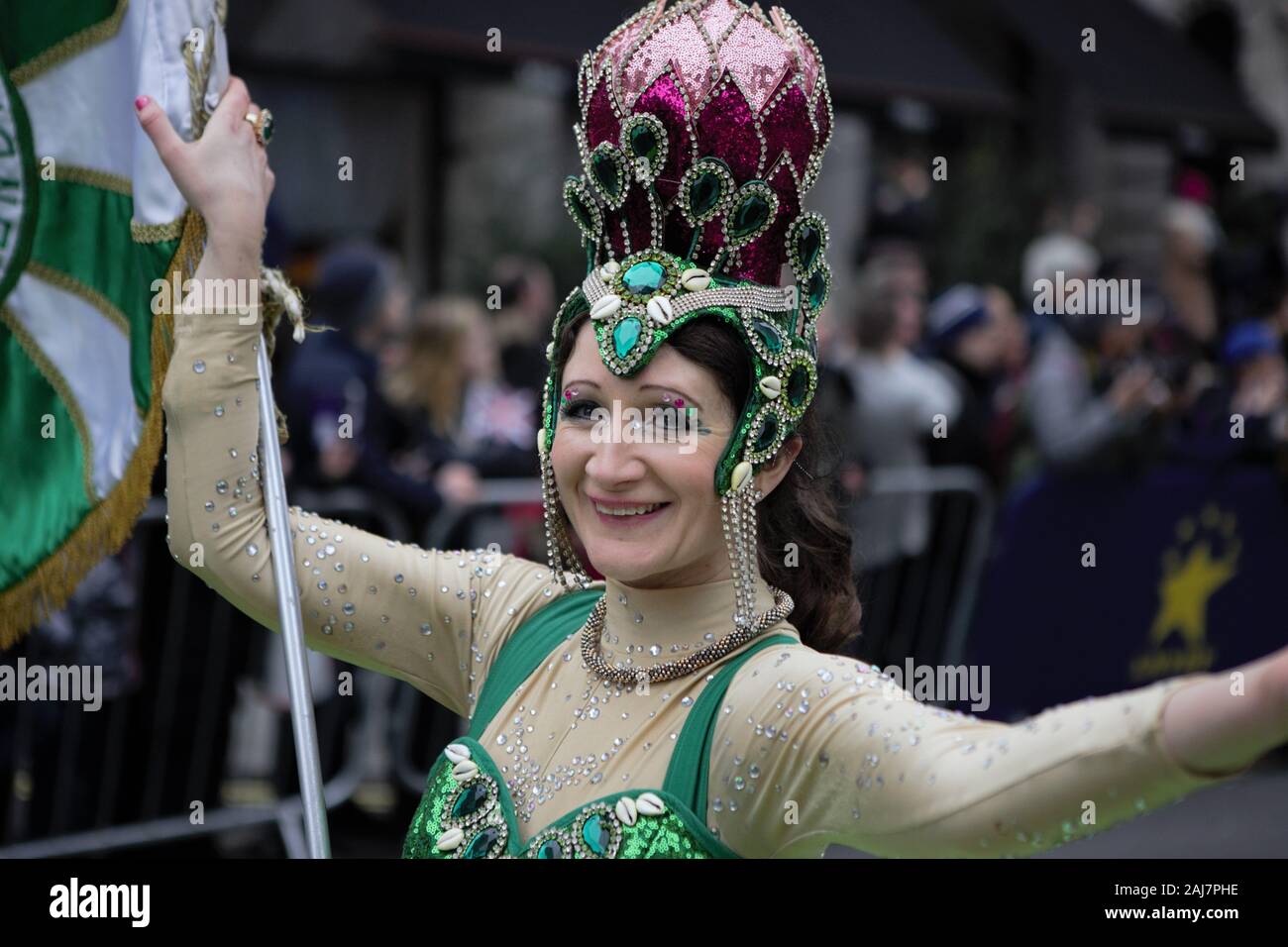 Un ballerino della scuola di samba frequenta il capodanno di Londra Giornata Parata 2020 Foto Stock