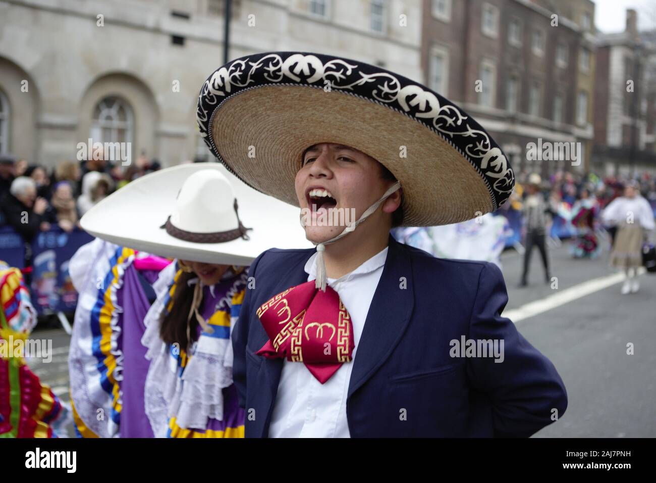 Londra Capodanno Parade 2020 ha visto 8.500 danzatori, acrobati mangiafuoco, clown, galleggianti e molto di più, marzo e il tamburo il loro cammino lungo un miglio di 2.2. Foto Stock
