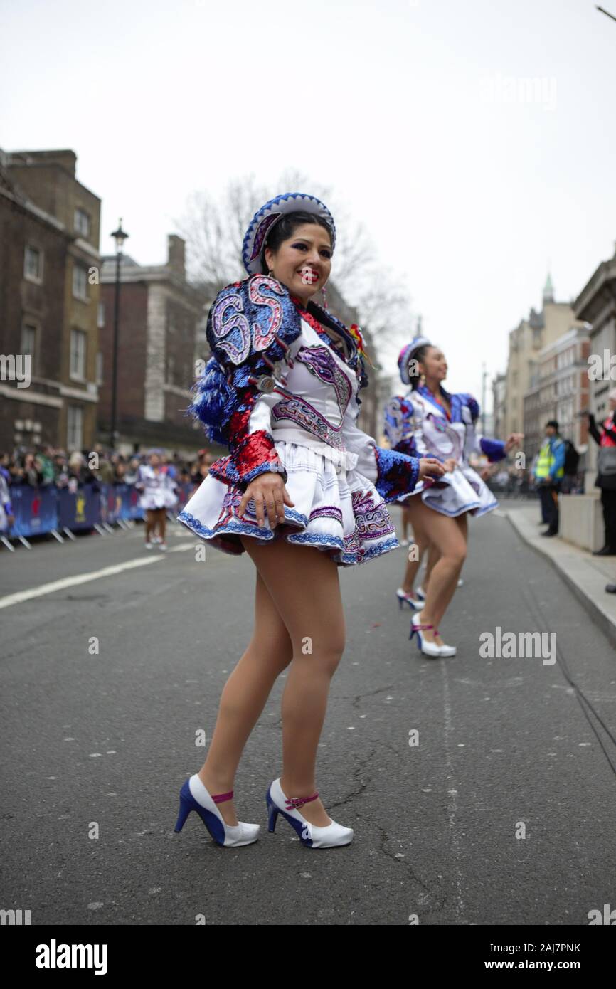 Londra Capodanno Parade 2020 ha visto 8.500 danzatori, acrobati mangiafuoco, clown, galleggianti e molto di più, marzo e il tamburo il loro cammino lungo un miglio di 2.2. Foto Stock