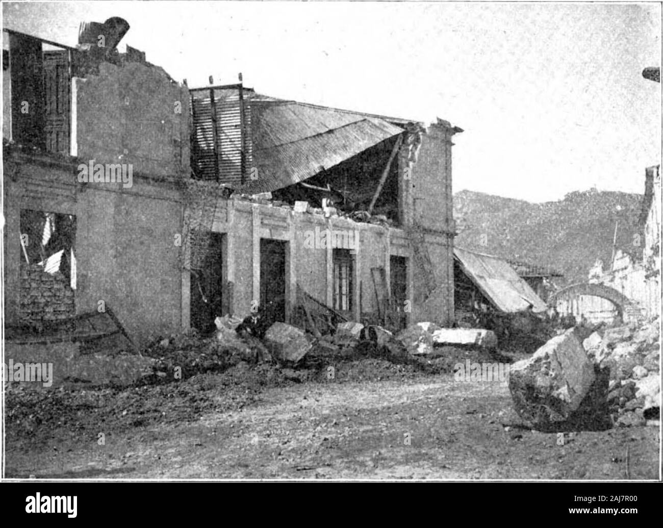 Scientific American Volume 87 Numero 23 (Dicembre 1902) . San Sebastian Street, alterare il terremoto. Resti di una casa di proprietà di un cittadino benestante, in Motazan Street. Una cittadina guatemalteca rovinato dai terremoti. zione del verso l'alto di trentamila anime. È supposedby alcuni sia stata costruita nel cratere di un extinctvolcano, ma questo è dubbia, la convinzione avente origine-ated dal fatto che esso è circondato da alte cime jaggedmountain ad un'altitudine di 8.000 piedi rispettoal mare. I terremoti che la distrussero occurredlast aprile e ha sconvolto la città dalla sua molto fondazioni-zioni, toppl Foto Stock