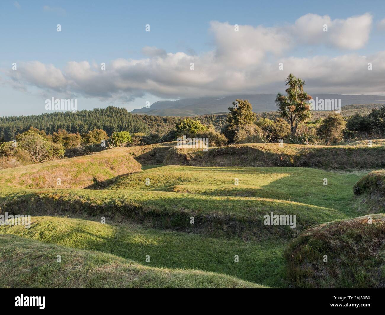 Te Porere, i lavori di sterro della tomaia redoubt, estate. Tongariro, Nuova Zelanda Foto Stock