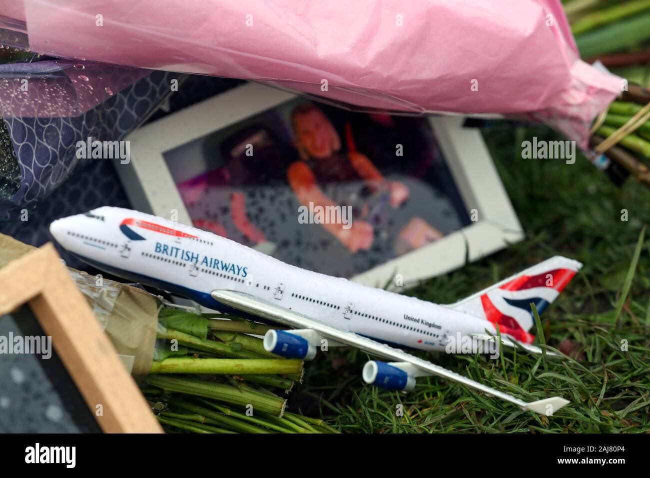 Omaggi che sono stati lasciati in corrispondenza della scena in Stanwell, vicino l'aeroporto di Heathrow, di un incidente fatale per la Vigilia di Capodanno in cui tre British Airways cabin crew morì. Foto Stock