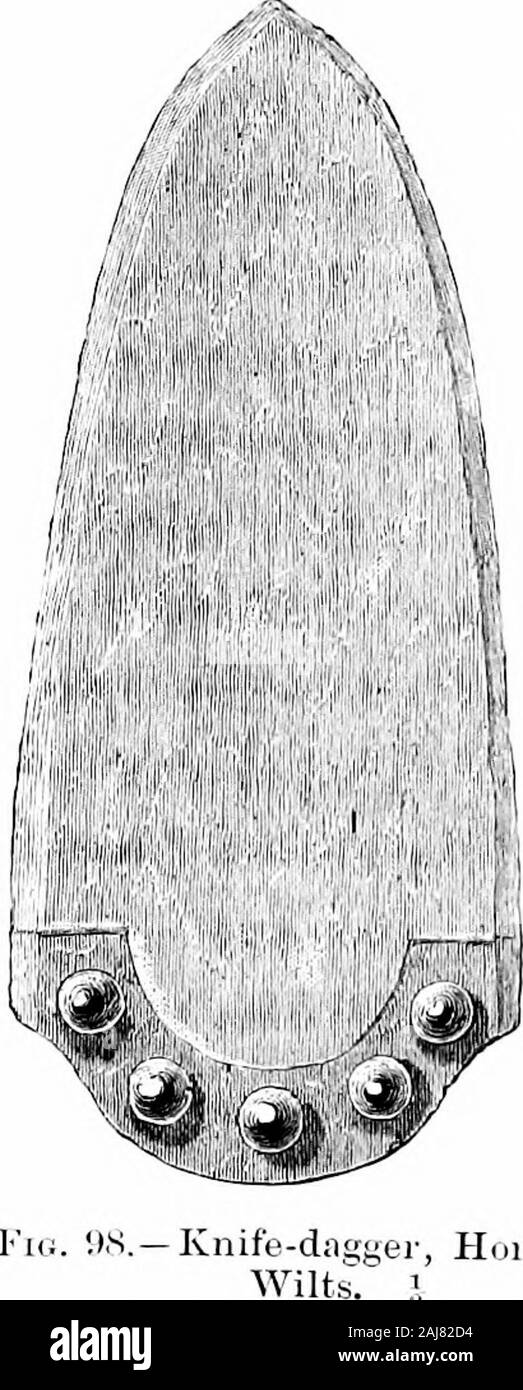 Una guida per l'antichità dell'età del bronzo nel dipartimento della British e antichità medievali . re forma elaborata(fig. 99), la presa separatamente in ghisa :lame, con piart dell'albero, ofhalberts come comjjlete uno inquesto caso (fig. 101) ; e un pick(fig. 100) con comparativelysmall albero-foro al centro.In alcuni casi il foro è troppo piccolo per ammettere anche un albero di metallo e ha Ijeen suggestedthat il materiale grezzo è stato importato in questo modulo (alquanto simile ala Osmunds ferro del medioevo), molti pezzi essendo heldtogether mediante una corda passata attraverso il foro centrale. Uno specimenwit Foto Stock
