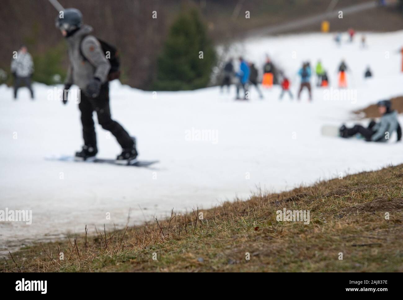Winterberg, Germania. 03 gen, 2020. Gli appassionati di sport invernali sono sul loro modo su pendii fatta di neve artificiale. Credito: Caroline Seidel/dpa/Alamy Live News Foto Stock
