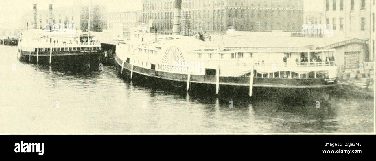 La storia di Milwaukee, la città e la contea di . Il vecchio .infix A. MX STKAMK SIDEWHEEL1 -^- in u. Vista del vecchio GOODRICH DOCK sul fiume Milwaukee, BETWEENSY< A.PIÙ AM) i l. Strade BOURN HARBOUR E INTERESSI MARINE 305 1883 82,258.08 1903 215,546.26 1884 156,307.31 11)04 341,685.8Q 1885 57,065.74 1005 124,034.13 1886 149,315.1)4 1906 94,179.30 1887 55,946.71 1907 389,742.40 1888 $ 44,780.83 1908 645,796.20 1889 46,277.48 1909 377.013.70 1890 58,261.2s 1910 415,518.49 1891 112,767.49 1911 190,581.50 1892 109,349.21 1912 175.62S.74 1893 117,077.73 1913 130,750.06 1894 387,378.25 1914 136.368.17 Foto Stock La storia di Milwaukee, la città e la contea di . Il vecchio .infix A. MX STKAMK SIDEWHEEL1 -^- in u. Vista del vecchio GOODRICH DOCK sul fiume Milwaukee, BETWEENSY< A.PIÙ AM) i l. Strade BOURN HARBOUR E INTERESSI MARINE 305 1883 82,258.08 1903 215,546.26 1884 156,307.31 11)04 341,685.8Q 1885 57,065.74 1005 124,034.13 1886 149,315.1)4 1906 94,179.30 1887 55,946.71 1907 389,742.40 1888 $ 44,780.83 1908 645,796.20 1889 46,277.48 1909 377.013.70 1890 58,261.2s 1910 415,518.49 1891 112,767.49 1911 190,581.50 1892 109,349.21 1912 175.62S.74 1893 117,077.73 1913 130,750.06 1894 387,378.25 1914 136.368.17 Foto Stock