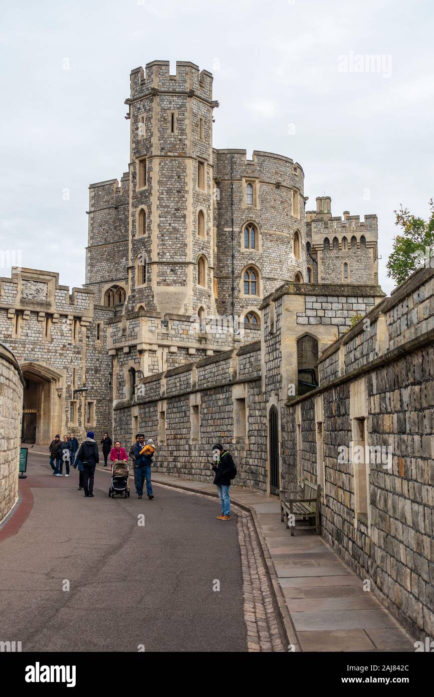 Edward III torre vista dal Medio Ward al Castello di Windsor in Windsor, Berkshire, Inghilterra, Regno Unito Foto Stock