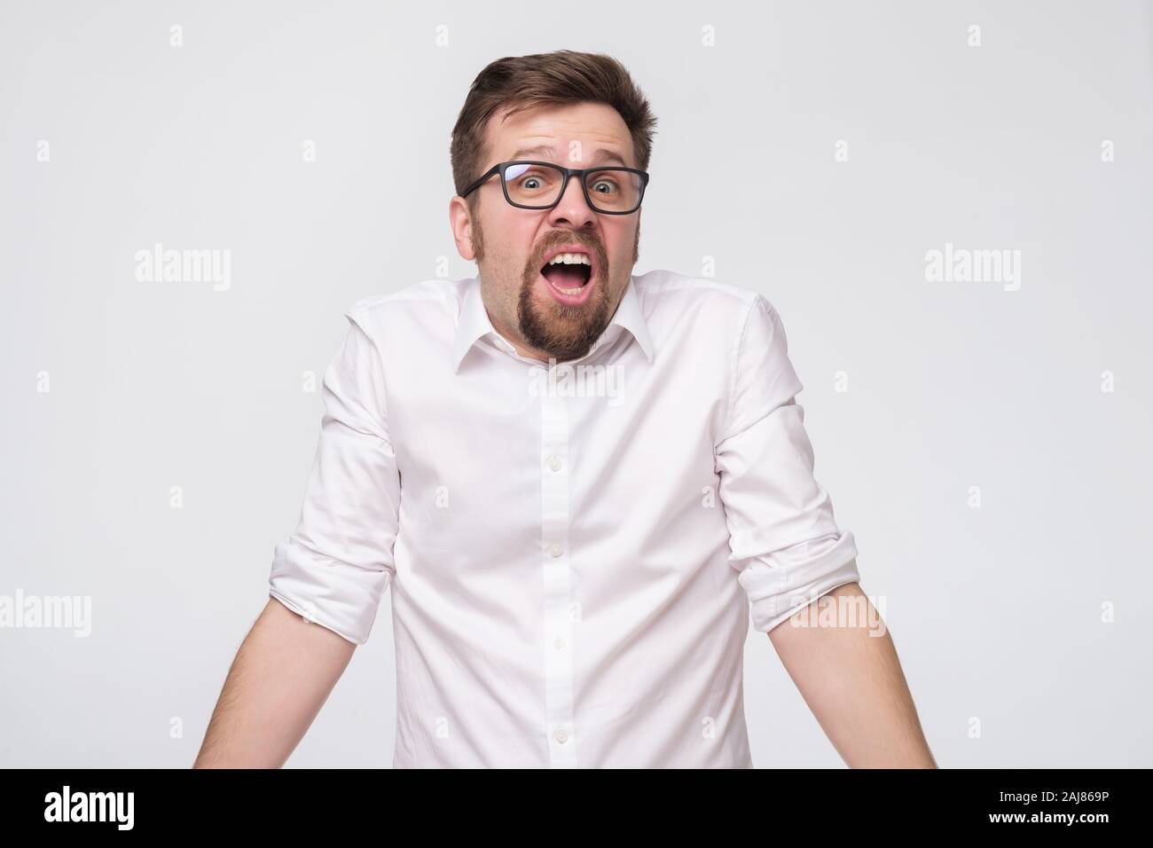 Spaventata coppia uomo caucasico. Metà maschio-lunghezza verticale. Le emozioni umane, espressione facciale concetto. Foto Stock
