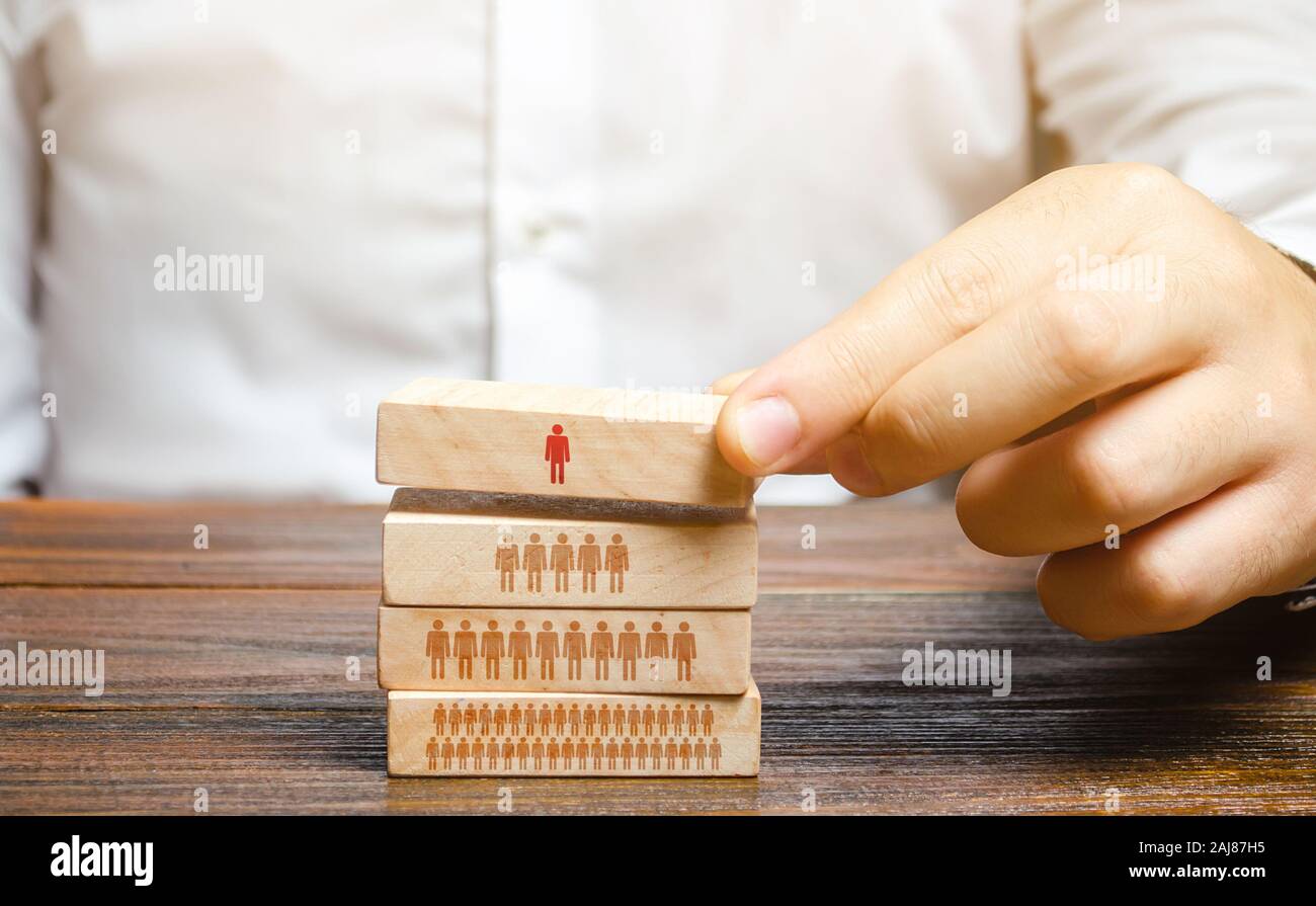 Imprenditore è la costruzione di una gerarchia in un'azienda. Leadership, il lavoro di squadra, la retroazione nel team. La cooperazione e la collaborazione. Nomina del popolo fedele Foto Stock