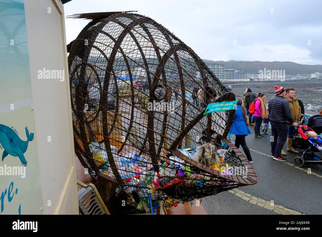 Filup il pesce, creato da metallo artista Robert Floyd, per rifiuti in plastica bottiglia raccolta sulla promenade di Condino North Devon, Regno Unito Foto Stock