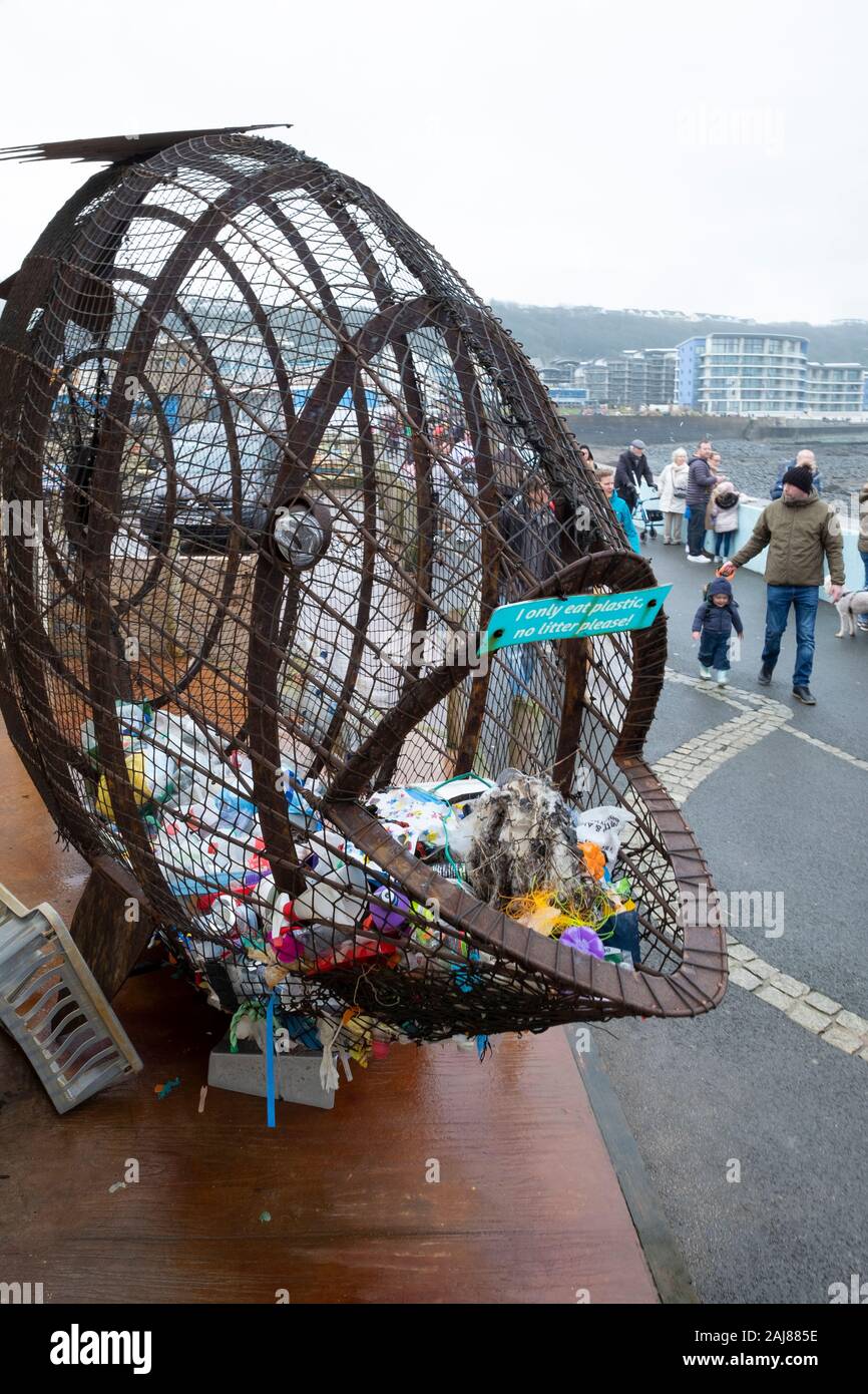 Filup il pesce, creato da metallo artista Robert Floyd, per rifiuti in plastica bottiglia raccolta sulla promenade di Condino North Devon, Regno Unito Foto Stock