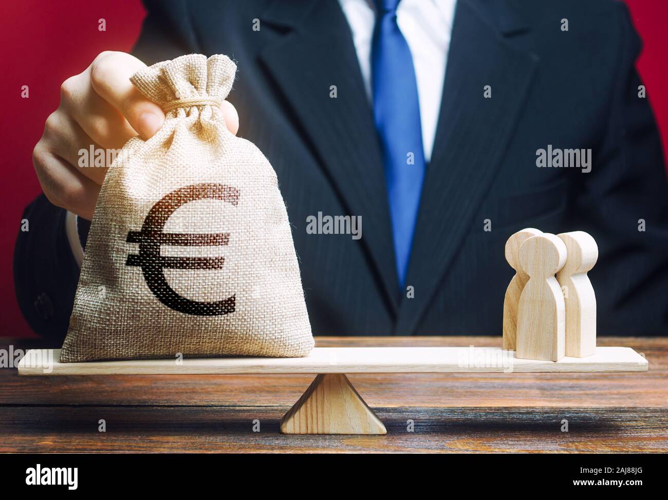 Euro europeo EUR simbolo sul sacco di denaro e persone su scale. concetto attirare gli investimenti, la cooperazione commerciale, startup crowdfunding. Solvibilità, taxpa Foto Stock