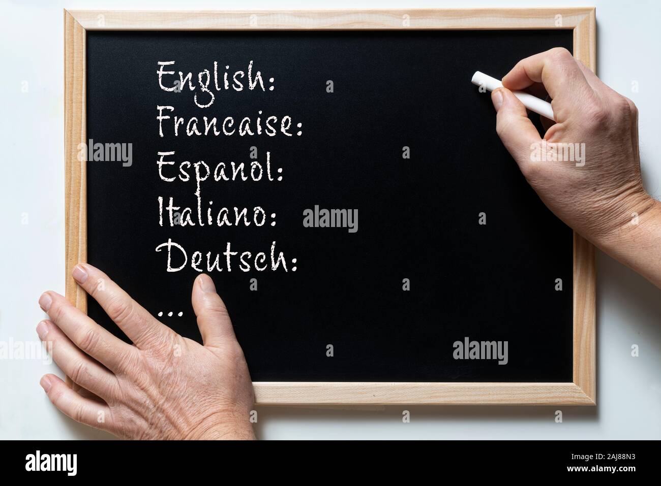 Una lavagna con scritto alcune lingue Foto Stock