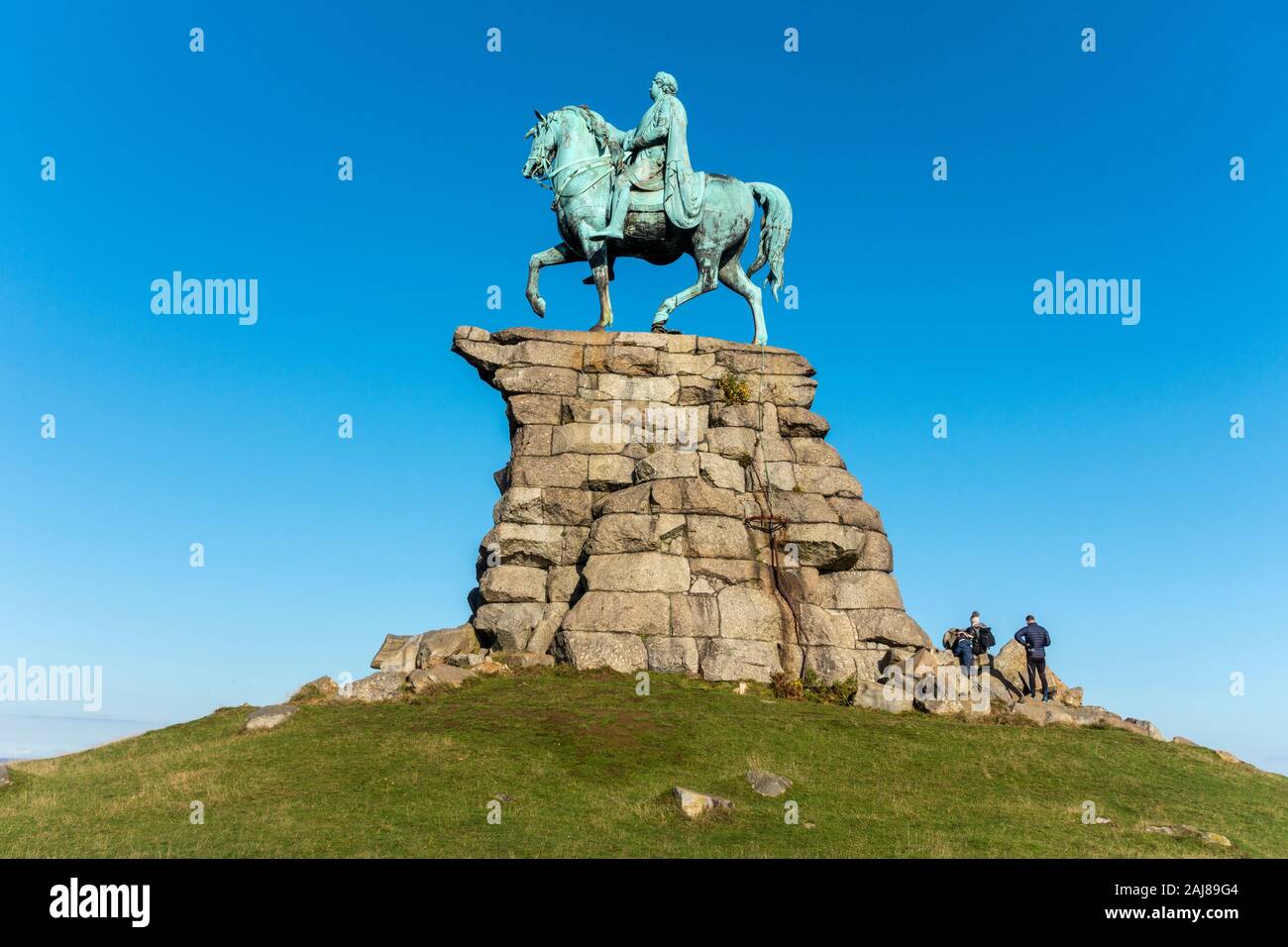 Il rame statua equestre del re George III come un Imperatore Romano sulla collina di neve sulla lunga passeggiata in Windsor Great Park, Windsor, Berkshire, Inghilterra, Regno Unito Foto Stock