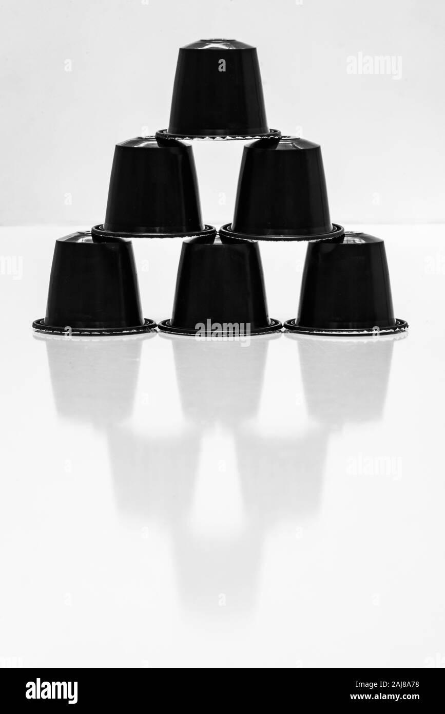 Vista di alcuni aromatici, gustoso caffè espresso capsule in formazione a triangolo Foto Stock