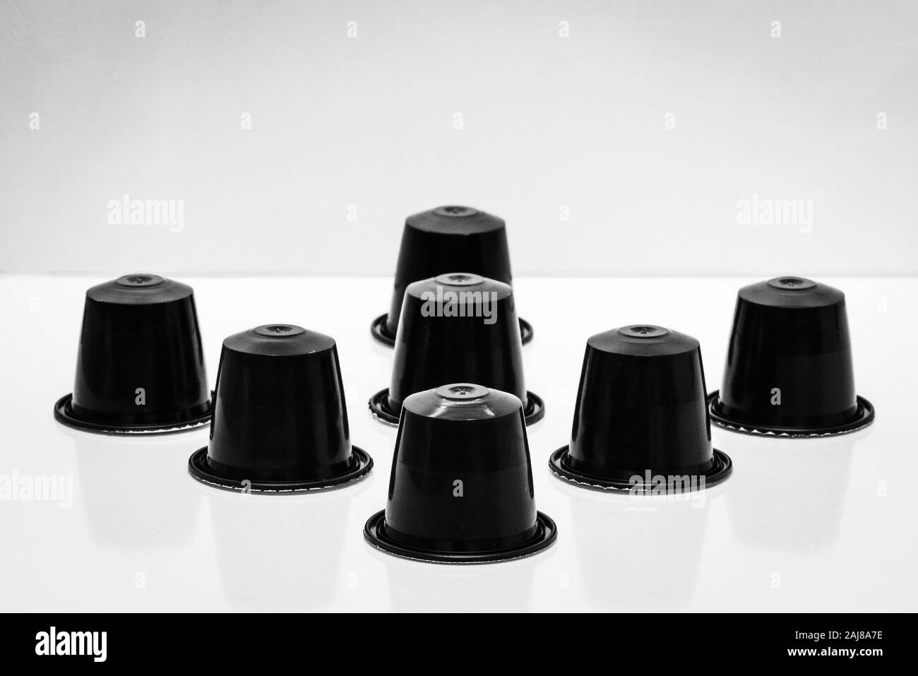 Vista di alcuni aromatici, gustoso caffè espresso capsule in formazione a triangolo Foto Stock