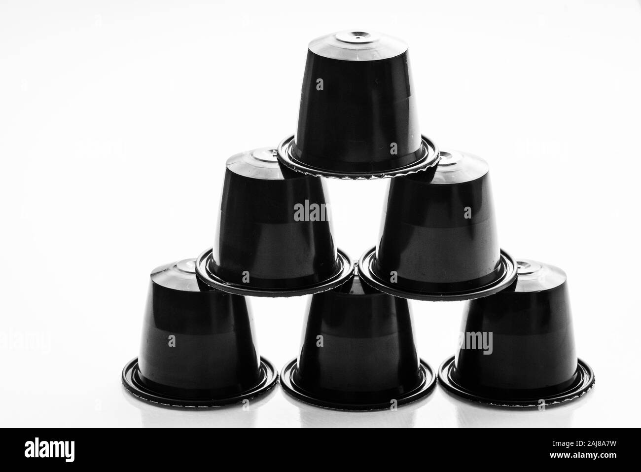 Vista di alcuni aromatici, gustoso caffè espresso capsule in formazione a triangolo Foto Stock