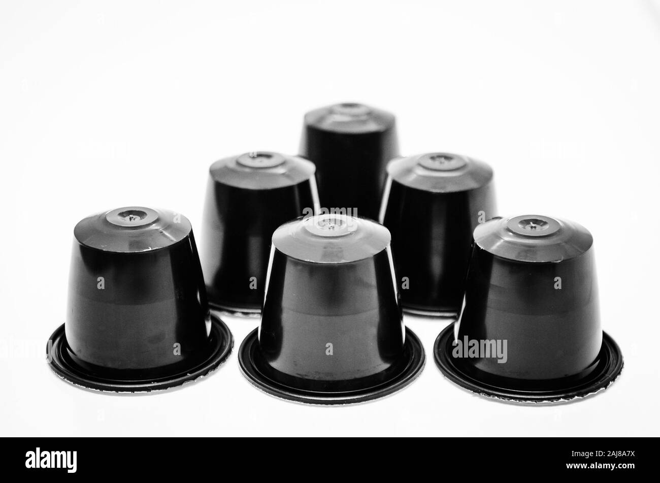 Vista di alcuni aromatici, gustoso caffè espresso capsule in formazione a triangolo Foto Stock